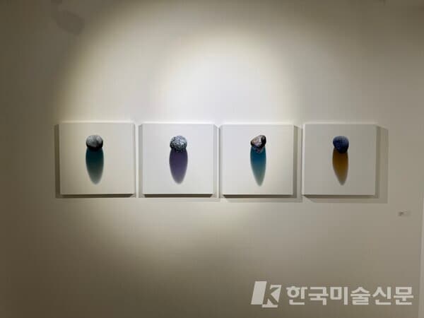 LEE Youngin, L'existence, 2024, acrylique sur toile, 50 x 50 cm&nbsp;(사진=이소이 기자)