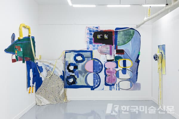[사진=김귤이] '장생 조각보: 귀신 유조선, 복잡한 파이프, 공장들 그리고 고래의 흔적', 2023, 캔버스에 아크릴, 수성 페인트, 골판지, 아이소핑크 등, 가변크기