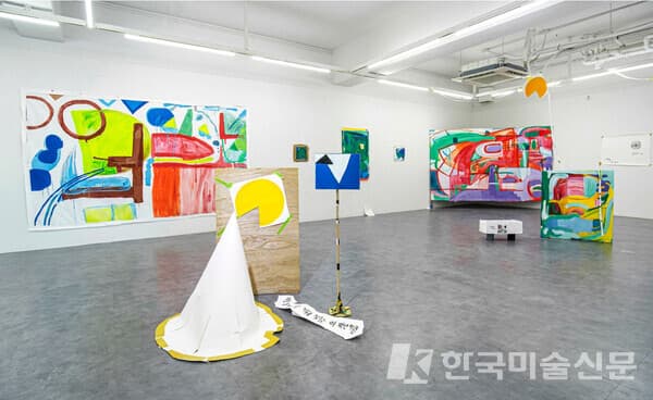 [사진=김귤이] '대충살자, 대충 끼워 맞추는 이 팩맨처럼' 외 설치전경2023, 켄트지, 아크릴 채색, 테이프, 아이 클레이, 스펀지, 혼합재료, 가변크기