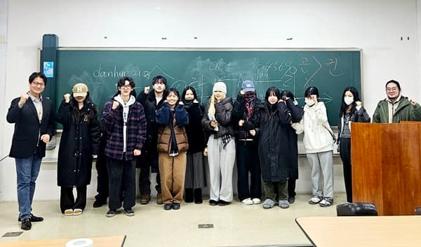 특강 후 도예과 학생 일부가 허영훈 강사(맨 왼쪽)와 기념촬영을 하고 있다.(사진=단국대학교 도예과)&nbsp;