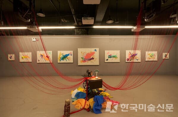 &nbsp;중앙 설치 작품명 : 모이라이 시리즈, 하단에 짜투리 천이 작품으로 탄생한 것을 볼 수 있다.(사진=송미리내)