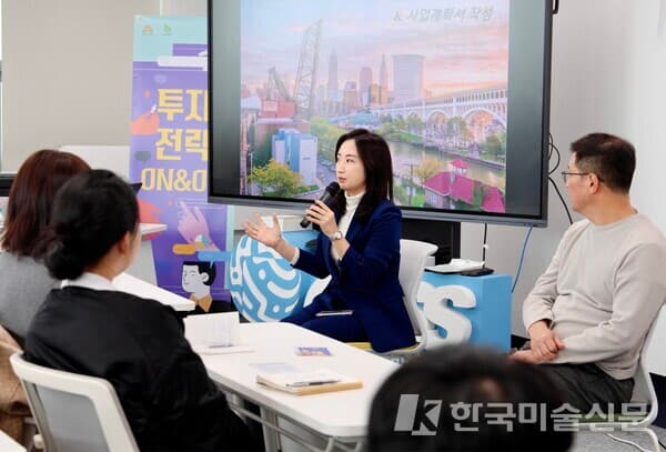 멘토링 하는 장자경 이사(왼쪽)&nbsp;(사진 자료= 홍익대 산학협력단 마포센터)