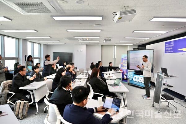 강연하는 이종휘 본부장&nbsp;(사진 자료= 홍익대 산학협력단 마포센터)