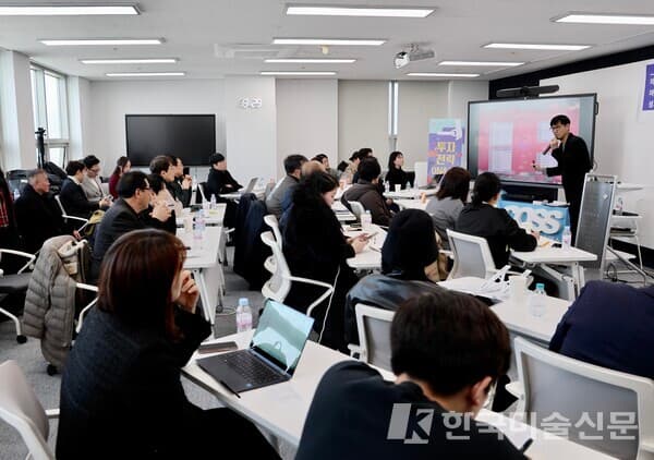 강연하는 정민창 이사&nbsp;(사진 자료= 홍익대 산학협력단 마포센터)
