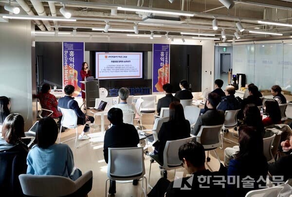강연하는 김현정 아나운서&nbsp;(사진 자료= 홍익대 산학협력단 마포센터)