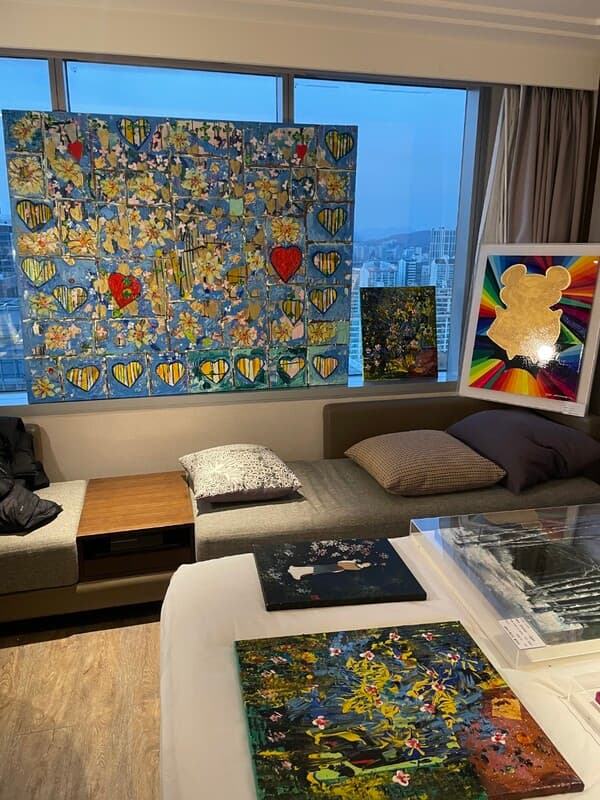 핑크아트페어 전시현장, 전설 박사 작품(가운데 파라배경에 노란하트 그림) (사진제공= LEGEND 갤러리)