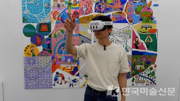 전시 현장에서 3D 고글을 착용하고 3D AR를 감상하고 있는 모준석 작가&nbsp;(사진=Jason)
