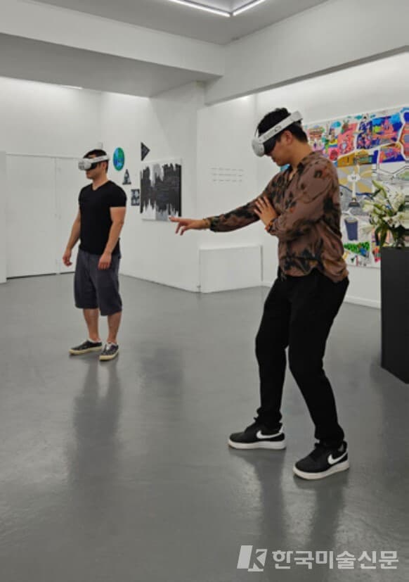 전시 현장에서 3D 고글을 착용하고 3D AR를 감상하고 있는 유명 유투버 문주 (사진=Jason)