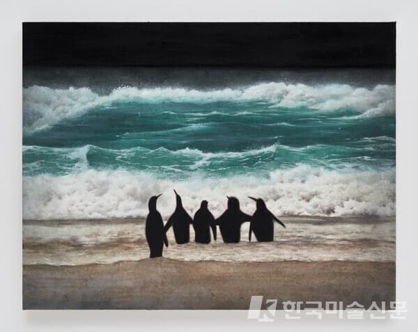 현오,The First Penguin, 2024, acrylic on Korean paper on wood panel, 50.4 x 40.3cm / 사진 최철림, 인가희갤러리 제공