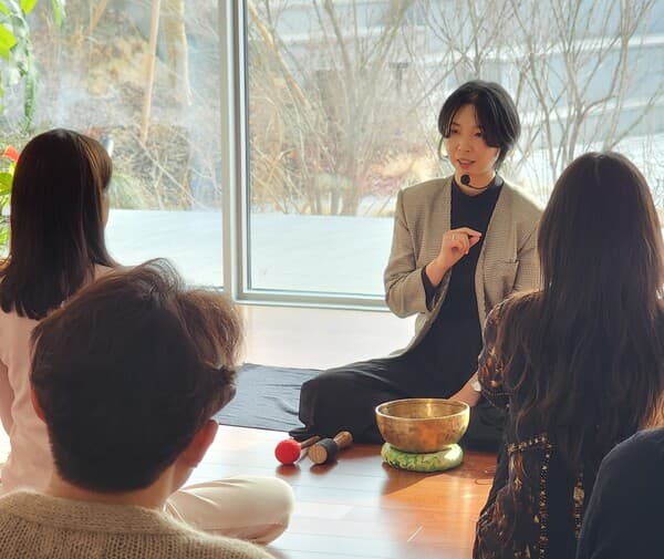 명상에 대한 안내를 진행하고 있는 강혜영 명상 강사 (사진=마음운동장)