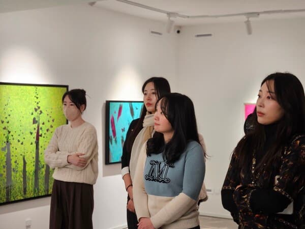 &nbsp;작품 설명을 듣고 있는 관람객들 (사진=마음운동장)