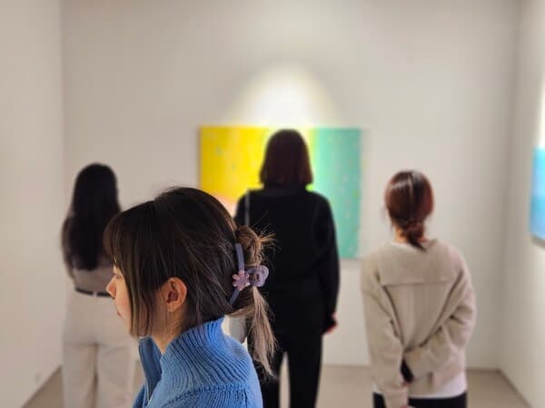 &nbsp;아트명상 프로그램에서 작품을 감상하는 관객들. (사진=강혜영)