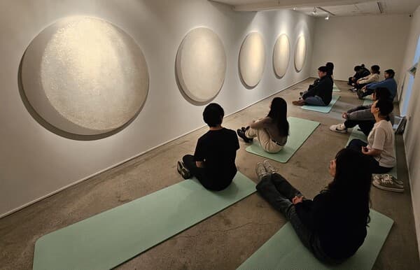 &nbsp;은유영 작가 작품을 보고 있는 관객들. (사진=강혜영)