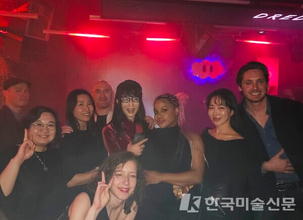 파티에 참석한 AI 아티스트 RMRL+ICANDOIT(가운데)과 한국AI작가협회 관계자, KFTV 관계자, 방송인 엘로디와 테오 그리고 본 행사의 협업기획을 담당한 케이리즈의 리즈김 대표 (사진제공 : 케이리즈)