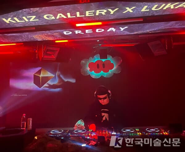 Louis Cardin-Edwards의 Sculture 작품 Galaxy Cloud - Genesis (가운데)와 RMRL+ICANDOIT 의 AI 영상작품 'I See You' (사진제공 : 케이리즈)