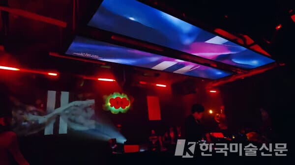 Louis Cardin-Edwards의 Sculture 작품 Galaxy Cloud - Genesis (가운데)와 RMRL+ICANDOIT 의 AI 영상작품 'I See You' (왼쪽 및 상단) (사진제공 : 케이리즈)