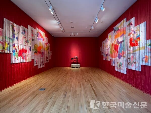 [사진=송미리내 작가] 바람이 통하는 사이 : 붉은 실의 방
