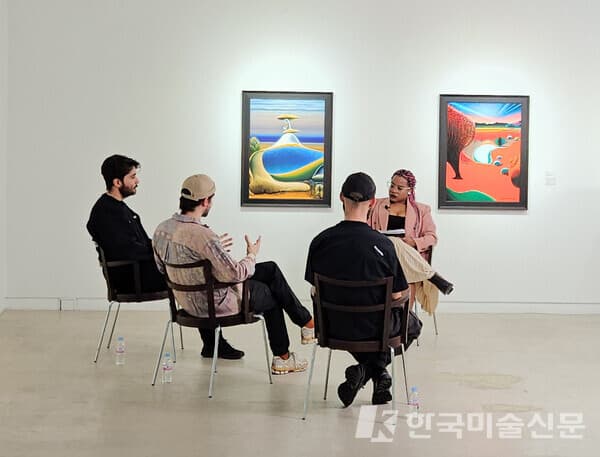 인터뷰 중인 Obvious와 인터뷰 진행을 맡은 방송인 엘로디.&nbsp; [사진=선화랑]