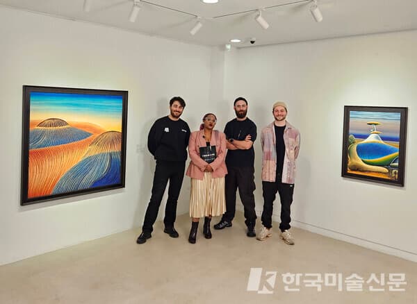 Obvious와 인터뷰 진행을 맡은 방송인 엘로디 [사진=선화랑]