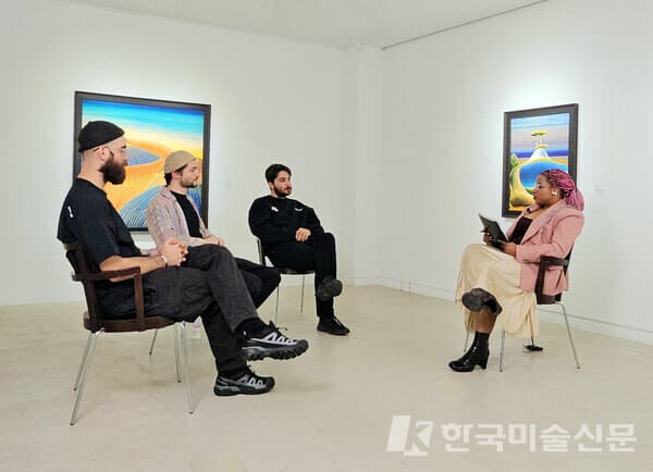인터뷰 중인 Obvious와 인터뷰 진행을 맡은 방송인 엘로디.&nbsp; [사진=선화랑]