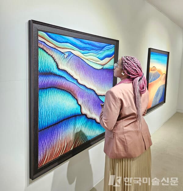 전시 작품을 감상중인 방송인 엘로디 [사진=선화랑]