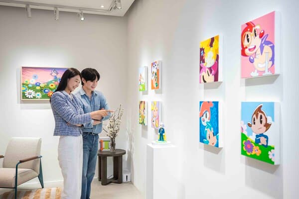 모델들이 이동기 작가 원화를 살펴보고 있다. [사진=신세계백화점]