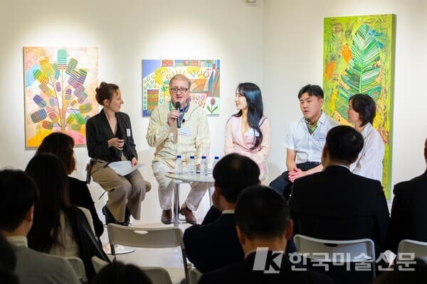 아트 토크 'Le Salon de Feliz'를 진행중인 이안 로버트슨 교수(좌로부터 잔느 듀브레송(KFTV 대표), 이안 로버트슨 교수, 리즈김 대표, 펠리즈 박 작가, 김연경(펠리즈박 어머니) (사진제공 : 케이리즈)