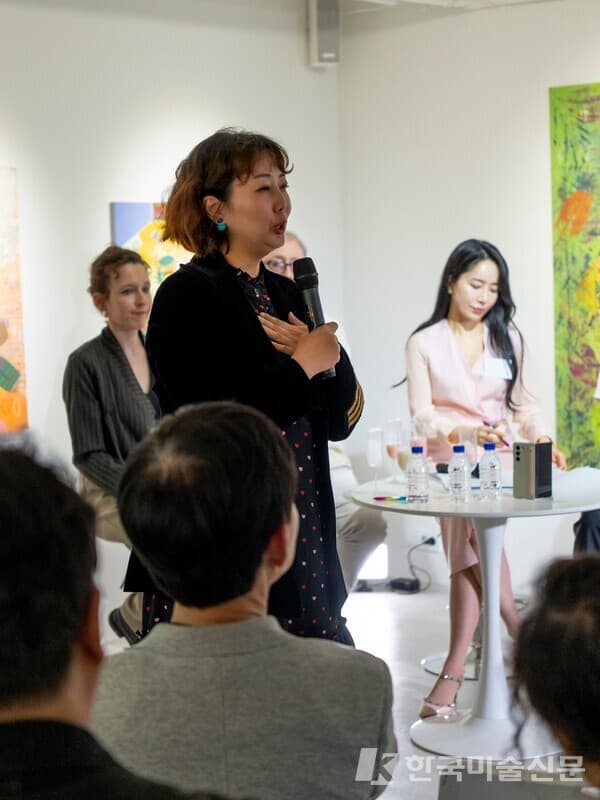 아트토크 참석 소감을 밝히는 요리연구가 홍신애(수락휴 씨즌서울 대표) (사진제공 : 케이리즈)