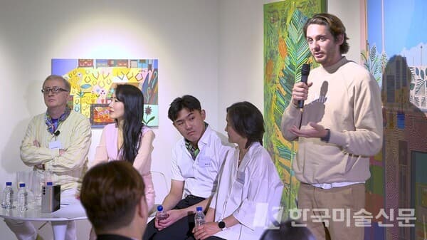 아트토크 참석 소감을 밝히는 방송인&middot;사업가 테오 도로 대표(LOOF 유한회사) (사진제공 : 케이리즈)