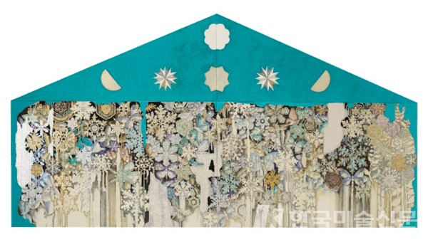 벽에 쓰는 시 10 Poetry on the Wall X, 한지 콜라주 위에 먹과 채색, 금분, 은분, 322x170cm, 2025