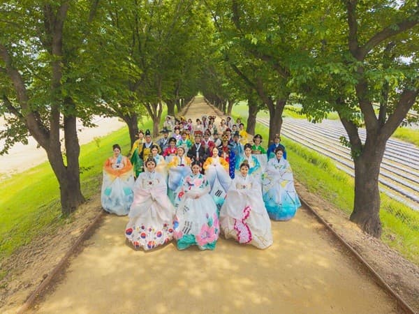 이선영한복 프리미엄 한복패션쇼에 참가한 모델들이 기념촬영을 하고 있다.(사진=이선영한복)