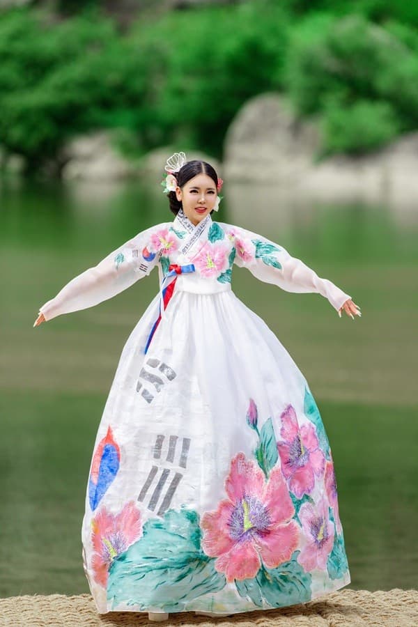 경북 안동하회마을 만송정에서 열린&nbsp;이선영한복 프리미엄 한복패션쇼에 등장한 새 디자인의 태극기한복(사진=이선영한복)