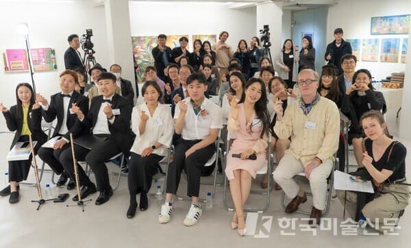 아트토크 &lsquo;Le Salon de Feliz (펠리즈의 거실)&rsquo; 참석자 전체 기념사진 (사진제공 : 케이리즈갤러리)