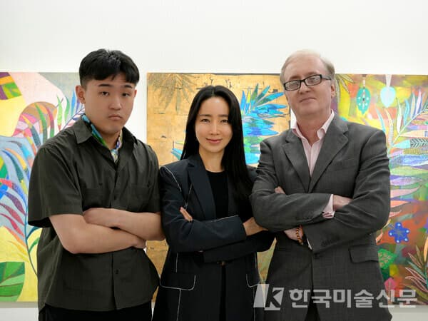 (좌로부터) 펠리즈 박(Feliz Park) 작가, 김현정 대표(케이리즈 갤러리), 이안 로버트슨 교수(Iain Robertson) (사진제공 : 케이리즈갤러리)