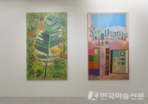 (좌로부터) 전시중인 여인초 1 (Areca Palm 1, 2024)과 나의 편안한 거실 (My Comfortable Living Room, 2025) (사진제공 : 케이리즈갤러리)