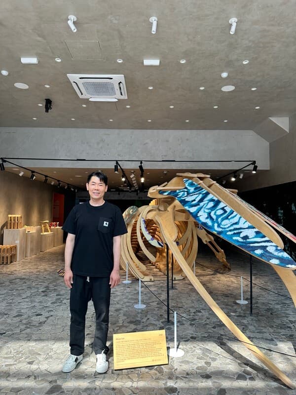 고래 조형물 앞에 선 고래지기 김용배 대표 (사진=퍼블릭뉴스통신)