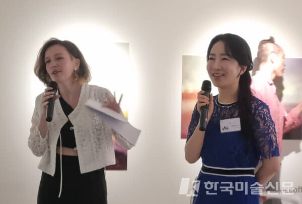개막식 행사 진행중인 잔느 듀브레송 작가와 케이리즈갤러리 리즈 김 대표 (사진제공:케이리즈갤러리)