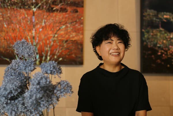 하정선 작가는 전통 나전칠기 기법을 재해석하여 옻칠과 나전의 극대화된 조형성을 갖춤으로써 전통미술을 현대화시킨 &lsquo;옻칠 회화&rsquo;를 선보이며 많은 눈길을 끌고 있다. (사진= 김태연 기자)