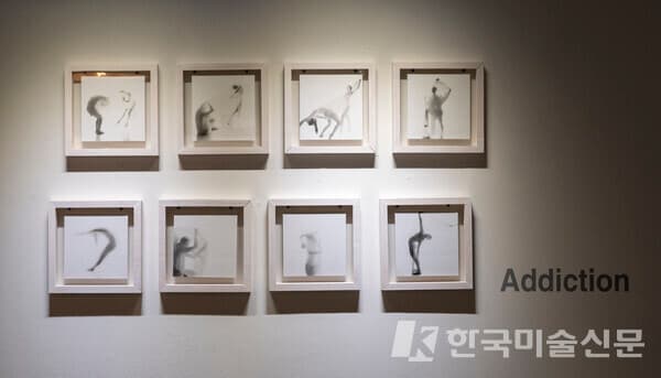 Addiction (Installation View) 14.5x14.5 cm / Polaroid SX70 / Hahnem&uuml;hle Glossy FineArt FineArt Baryta 325 gsm / 2017 (사진제공 : 케이리즈갤러리)