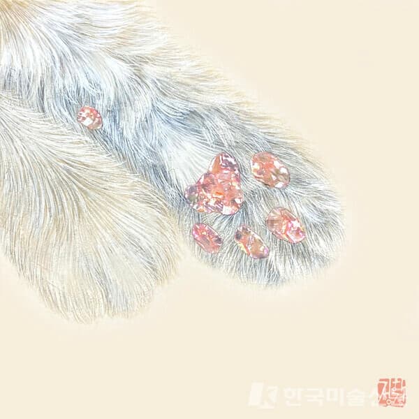 정하경, 냥냥펀치 서른 네 대, 15x15cm, 장지에 채색, 자개, 2025 (제공=아트살롱손끗)