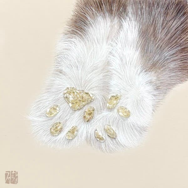 정하경, 냥냥펀치 서른 일곱 대, 15x15cm, 장지에 채색, 자개, 2025 [사진=아트살롱 손끗]