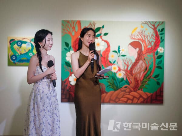 오프닝 행사를 진행중인 지현정 작가(왼쪽) 과 케이리즈갤러리 김현정 대표