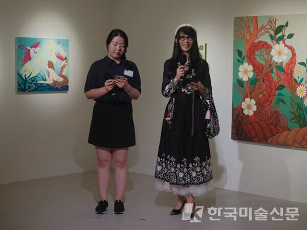 지현정 작가와 협업으로 AI 미디어아트를 제작한 AI 아티스트 DevRota의 장은경 작가(왼쪽)와 RMRL+ICANDOIT(클레오 킴)