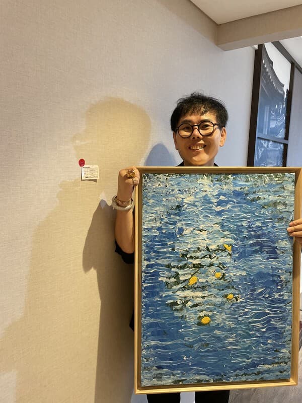 판매된 작품을 들고 서있는 전설 박사&nbsp;[사진=퍼블릭뉴스통신]