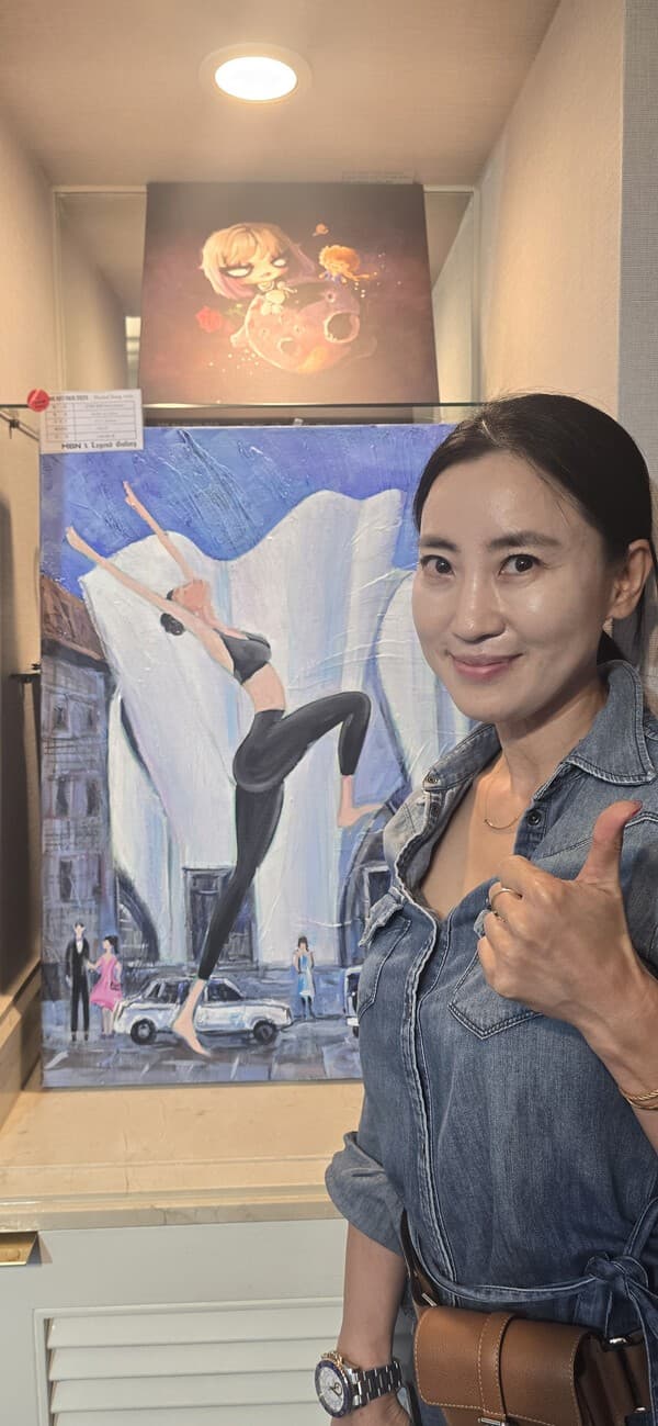 작품앞에 선 샤샤정 작가&nbsp;[사진=퍼블릭뉴스통신]