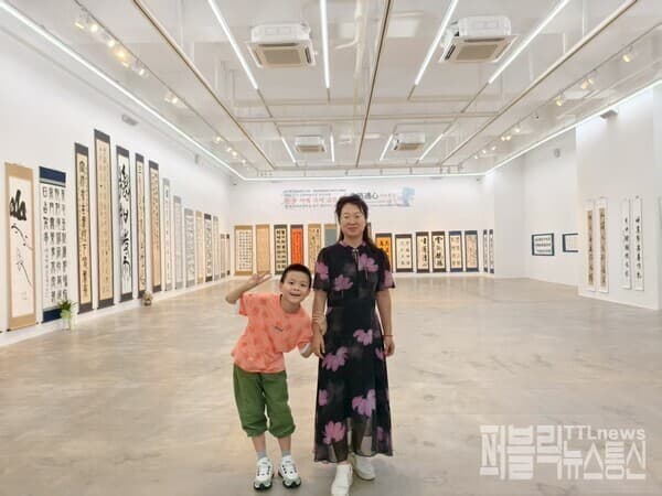 최금향 서예가와 아들 김정후 군이 전시회 관람을 하고 있다. [사진=유남재]