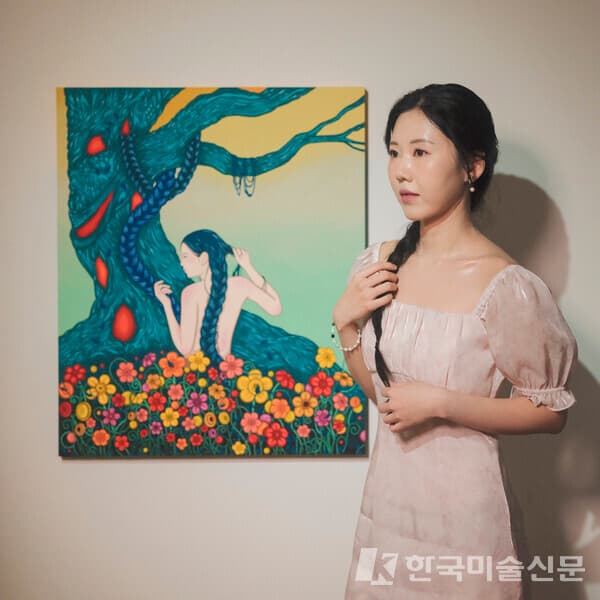 Under the Blossoms, the wound sleeps 작품을 설명하는 지현정 작가 (사진제공 : 케이리즈)