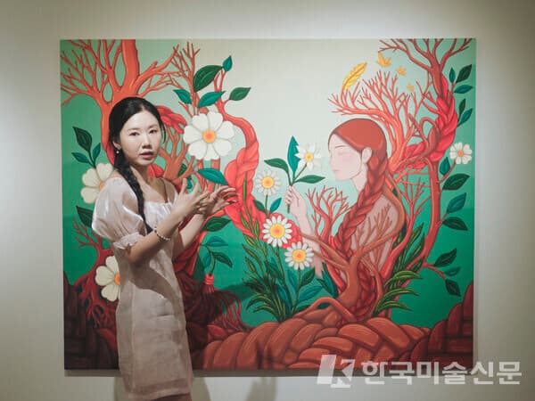 The Braided Forest 작품을 설명하는 지현정 작가 (사진제공 : 케이리즈)