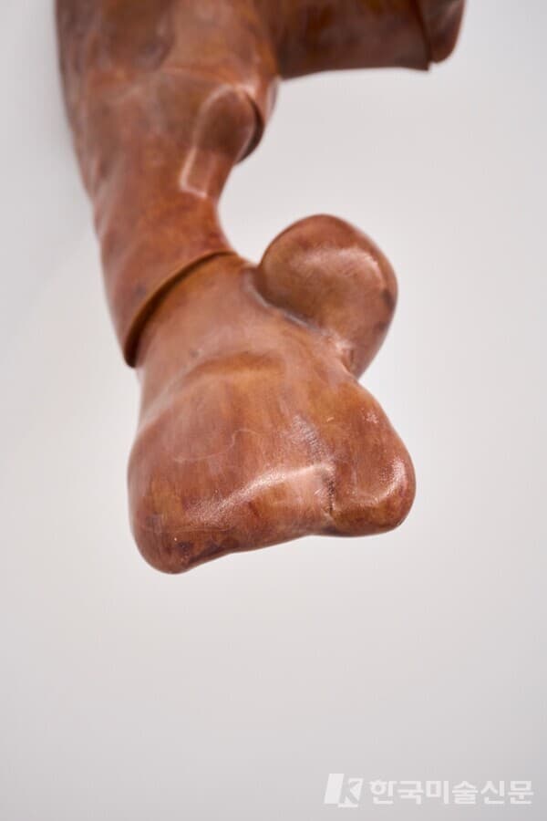 Katya Savel, One shape over all the others (arm) (2025), 3D-printed oak wood and PLA composite, 40 &times; 35 &times; 20cm / 인가희갤러리 제공, 최철림 사진
