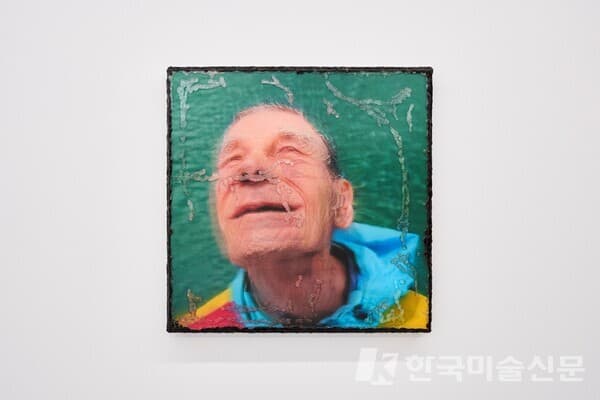 카트야 사벨(Katya Savel), 정전된 손가락으로 당신 향해 뻗는다